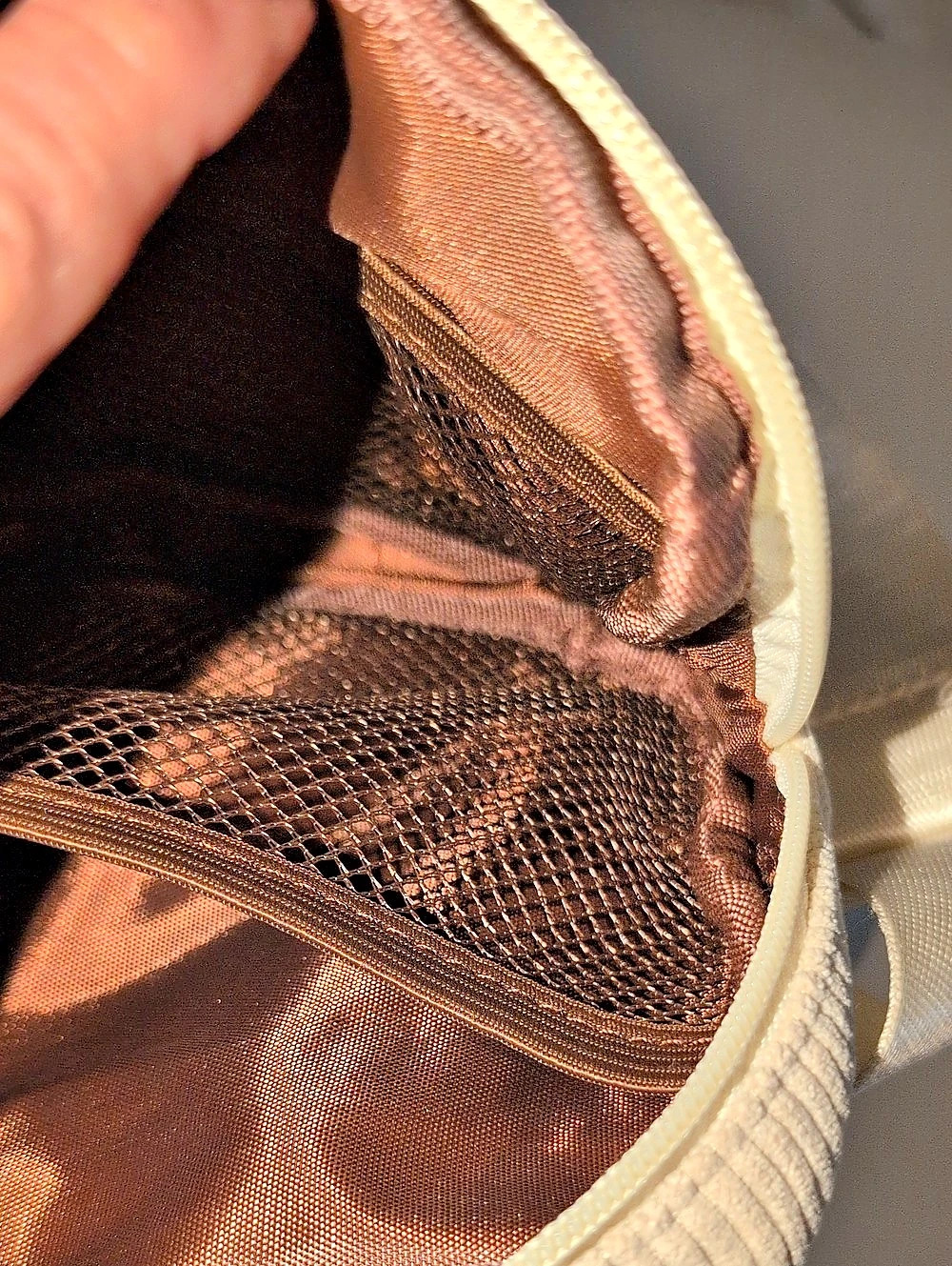 Cream Ribbed Crossbody Bag With An "R" Patch On Front - Picture 7 of 12